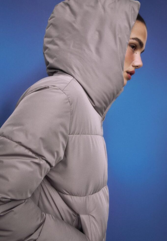 Einfache Daunenjacke mit Kapuze Einfache Daunenjacke mit Kapuze