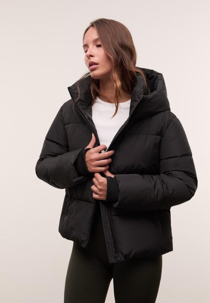 Einfache Daunenjacke mit Kapuze Einfache Daunenjacke mit Kapuze