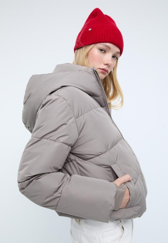 Einfache Daunenjacke mit Kapuze Einfache Daunenjacke mit Kapuze