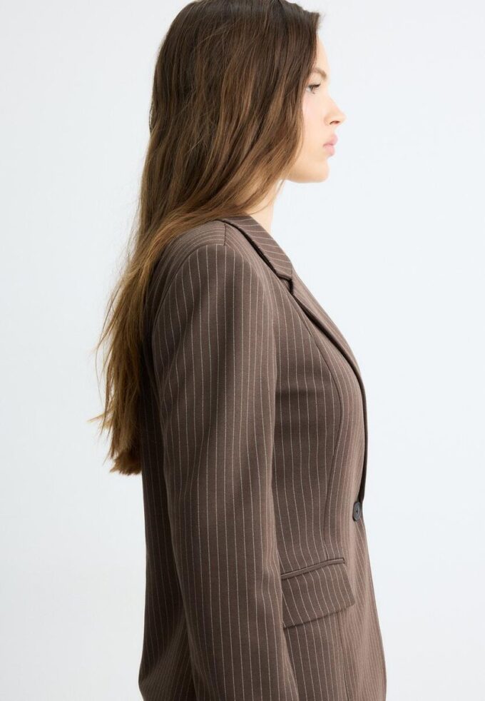Einfacher gestreifter Blazer aus Basics