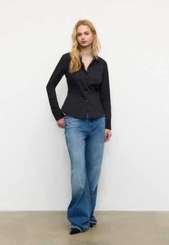 Einfaches, figurbetontes Basics-Hemd