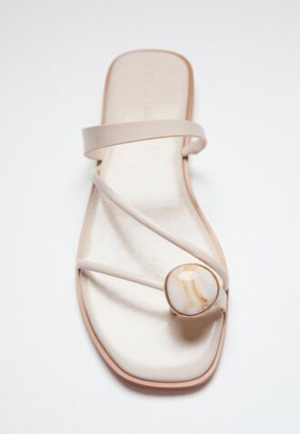 Flache Sandalen mit Steinverzierung Flache Sandalen mit Steinverzierung