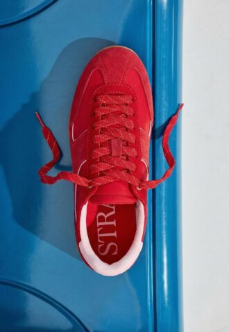 Flache Sneaker mit Details aus Leder