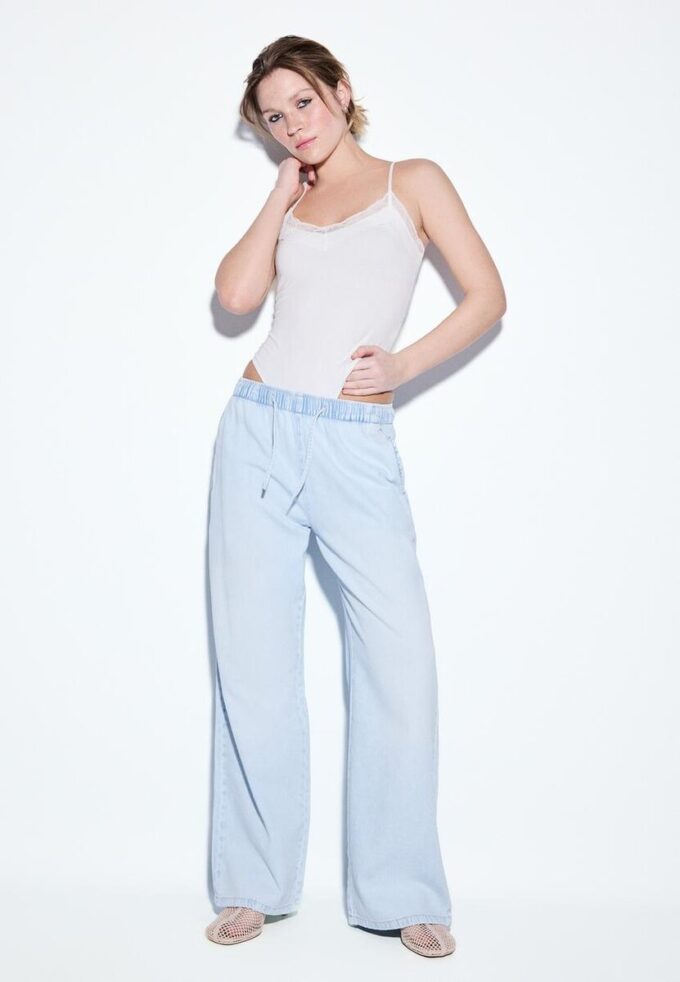 Fließende Denim-Hose mit Kordelzug