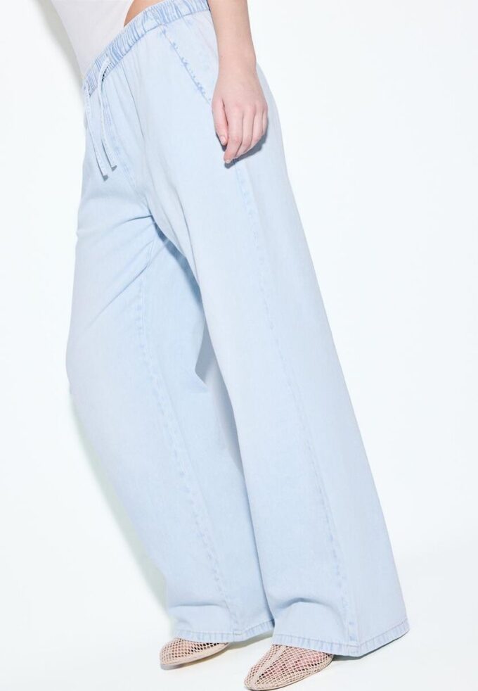 Fließende Denim-Hose mit Kordelzug