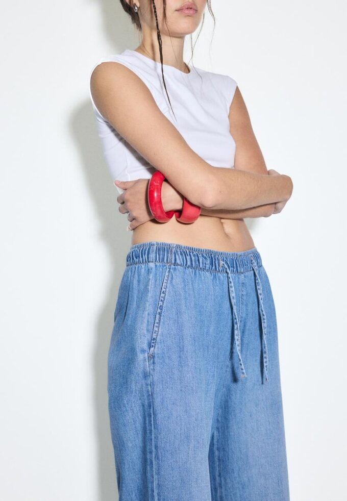 Fließende Denim-Hose mit Kordelzug Fließende Denim-Hose mit Kordelzug