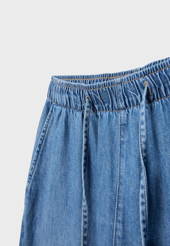 Fließende Denim-Hose mit Kordelzug Fließende Denim-Hose mit Kordelzug