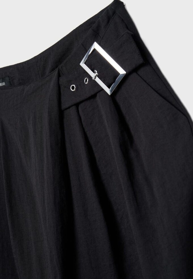 Fließende Hose mit Schnalle Fließende Hose mit Schnalle