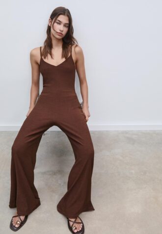 Fließender Jumpsuit mit Trägern