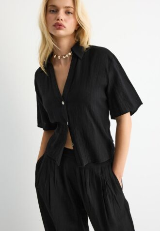 Fließendes Hemd mit Knopfleiste