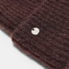 Gerippte Mütze mit Plakette