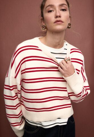 Gestreifter, kurz geschnittener Strickpullover