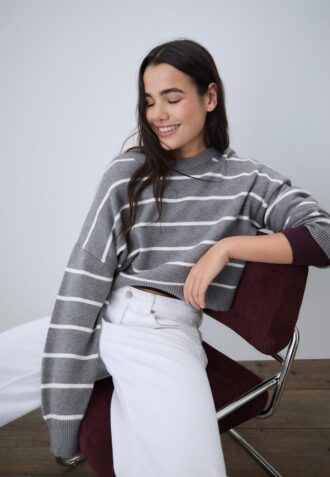 Gestreifter, kurz geschnittener Strickpullover
