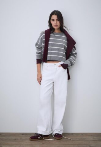 Gestreifter, kurz geschnittener Strickpullover