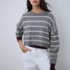 Gestreifter, kurz geschnittener Strickpullover Gestreifter, kurz geschnittener Strickpullover