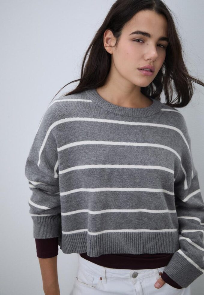 Gestreifter, kurz geschnittener Strickpullover Gestreifter, kurz geschnittener Strickpullover