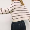 Gestreifter, kurz geschnittener Strickpullover Gestreifter, kurz geschnittener Strickpullover
