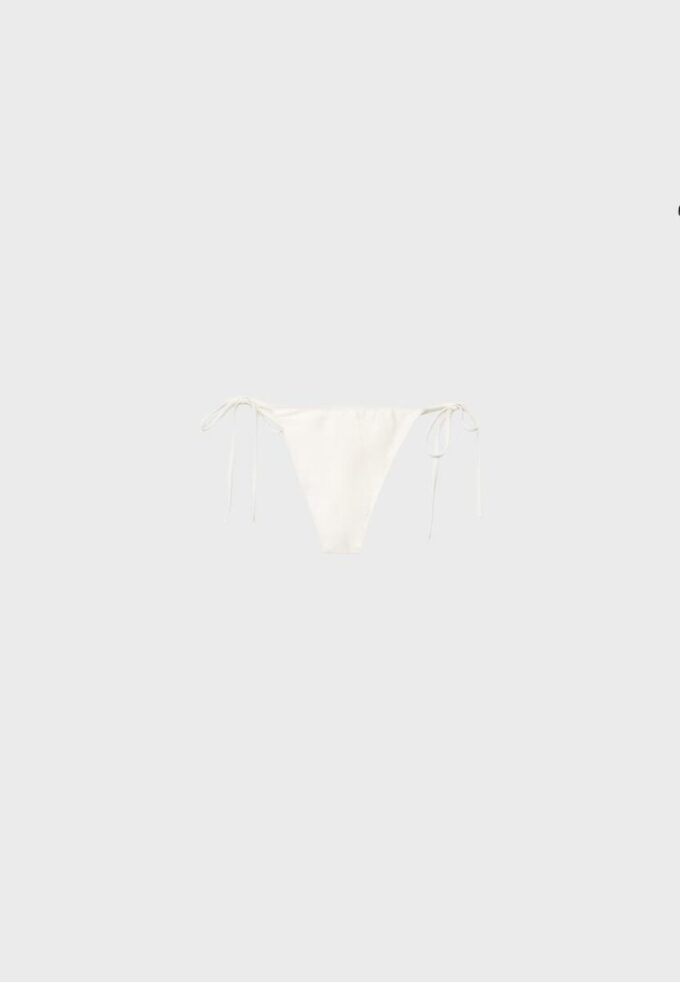 Großes brasilianisches Bikini-Höschen mit Nieten