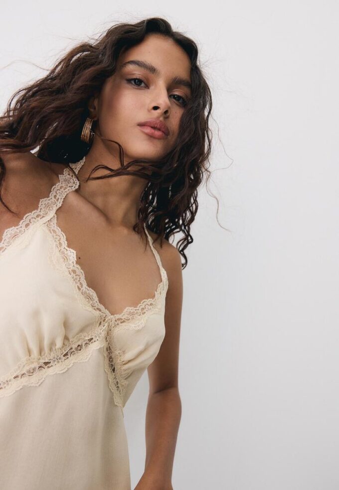 Halter-Oberteil mit Spitzenbesatz Halter-Oberteil mit Spitzenbesatz