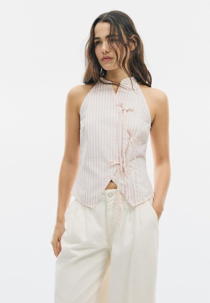 Halterneck-Oberteil im Qipao-Stil mit halbgeknittertem Knoten