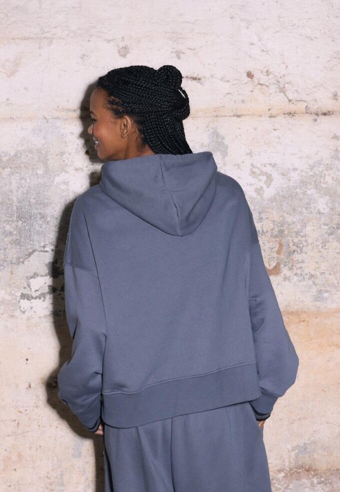 Hoodie mit Nieten und Stickerei