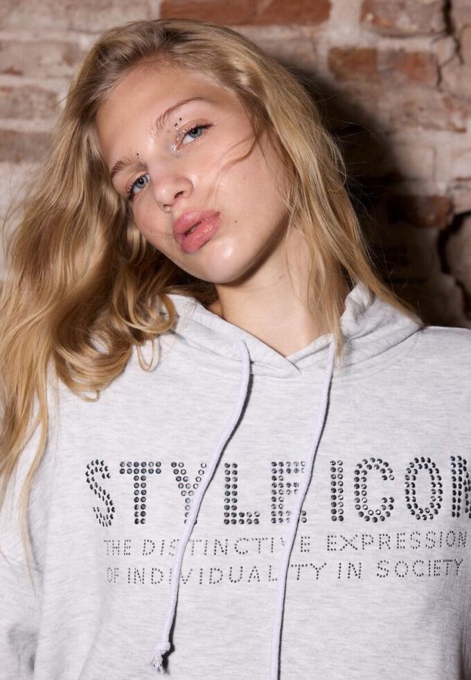 Hoodie mit Strasssteinen Hoodie mit Strasssteinen