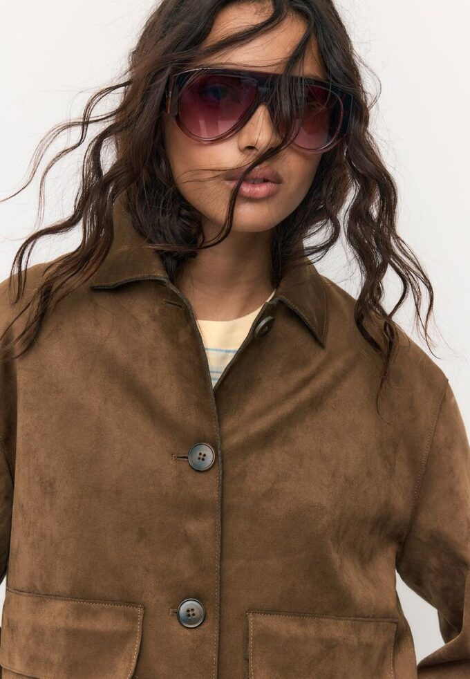 Jacke aus Kunstwildleder mit Taschen Jacke aus Kunstwildleder mit Taschen