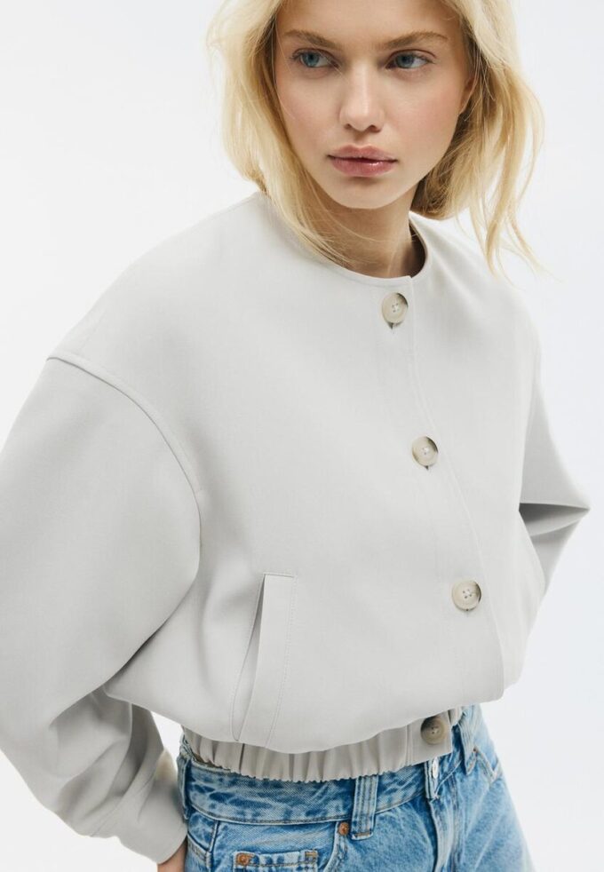 Jacke mit Puffärmeln und Rundhalsausschnitt Jacke mit Puffärmeln und Rundhalsausschnitt