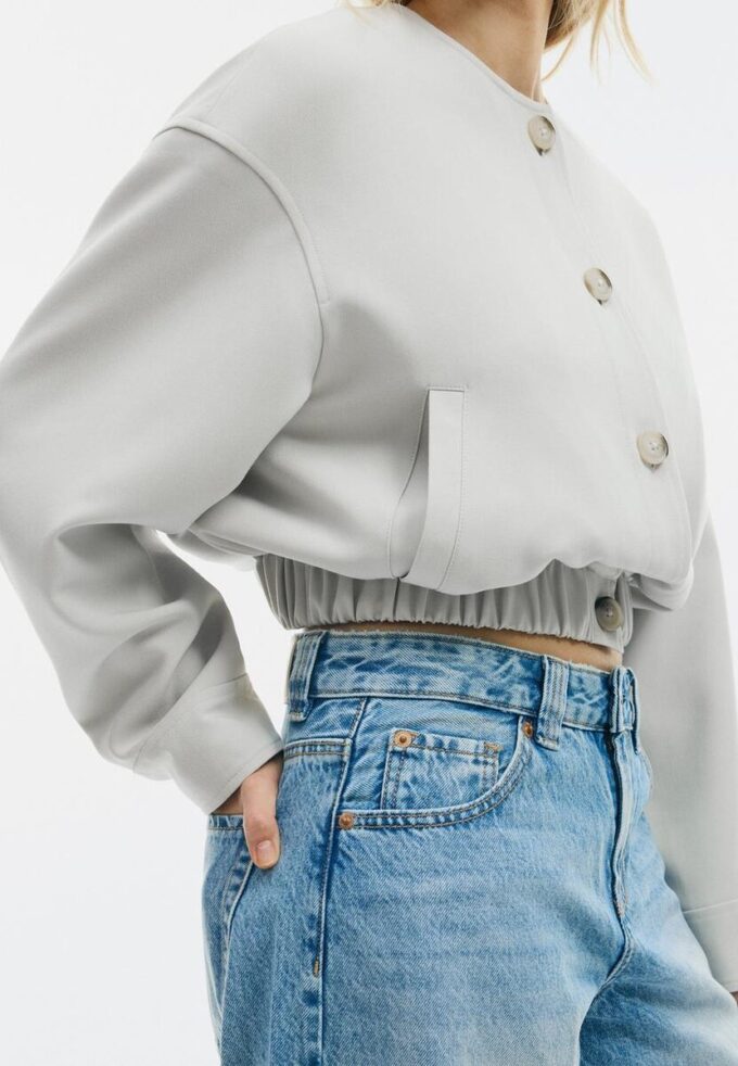 Jacke mit Puffärmeln und Rundhalsausschnitt Jacke mit Puffärmeln und Rundhalsausschnitt