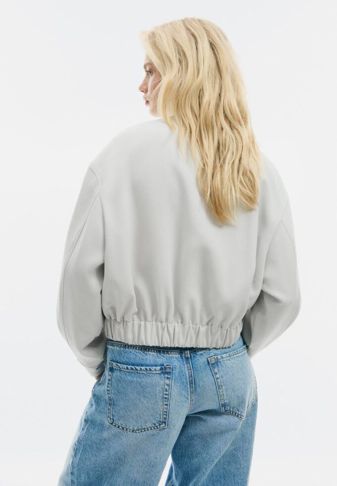 Jacke mit Puffärmeln und Rundhalsausschnitt Jacke mit Puffärmeln und Rundhalsausschnitt