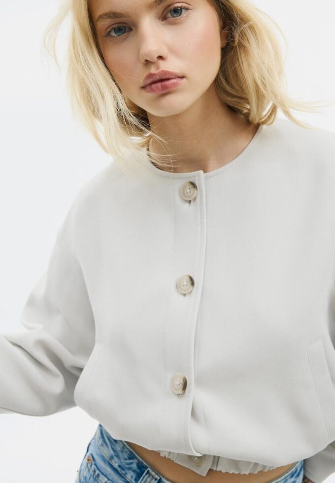 Jacke mit Puffärmeln und Rundhalsausschnitt Jacke mit Puffärmeln und Rundhalsausschnitt