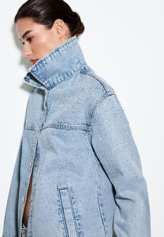Jeansjacke mit aufgesetzten Taschen und Strasssteinen