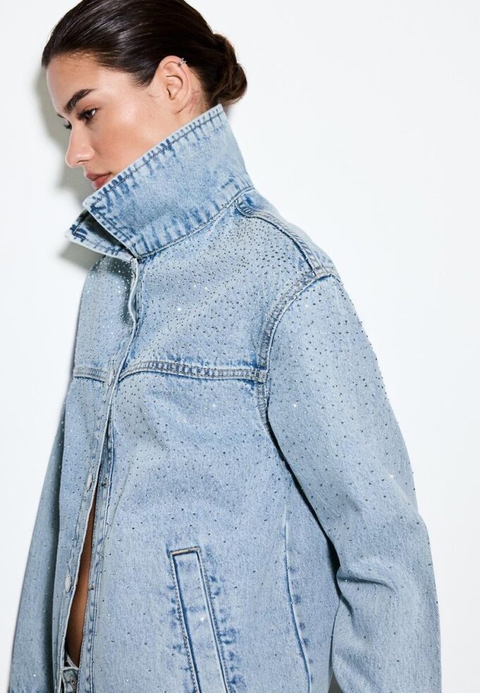 Jeansjacke mit aufgesetzten Taschen und Strasssteinen Jeansjacke mit aufgesetzten Taschen und Strasssteinen