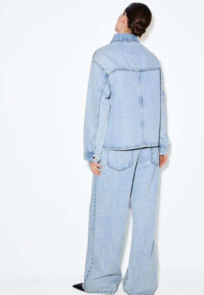Jeansjacke mit aufgesetzten Taschen und Strasssteinen Jeansjacke mit aufgesetzten Taschen und Strasssteinen