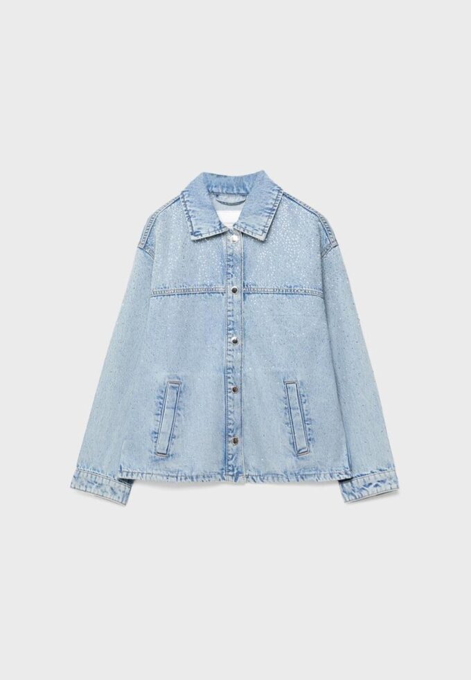 Jeansjacke mit aufgesetzten Taschen und Strasssteinen Jeansjacke mit aufgesetzten Taschen und Strasssteinen