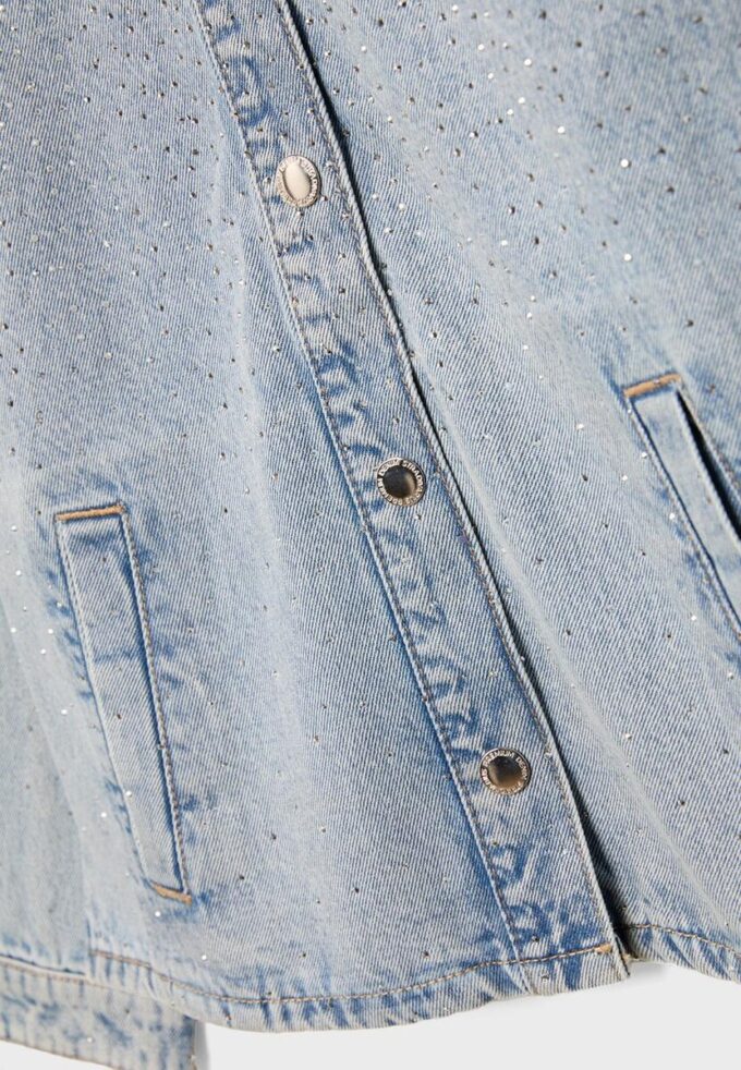 Jeansjacke mit aufgesetzten Taschen und Strasssteinen Jeansjacke mit aufgesetzten Taschen und Strasssteinen