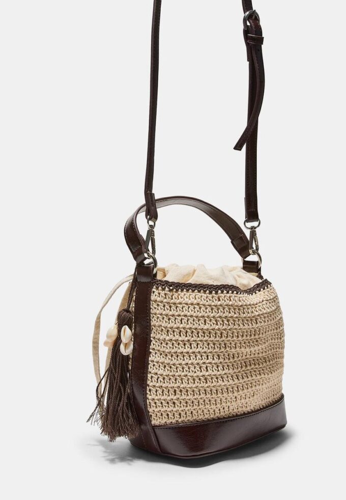 Kombinierte Bucket Bag aus Häkelstoff Kombinierte Bucket Bag aus Häkelstoff