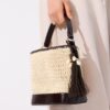 Kombinierte Bucket Bag aus Häkelstoff Kombinierte Bucket Bag aus Häkelstoff