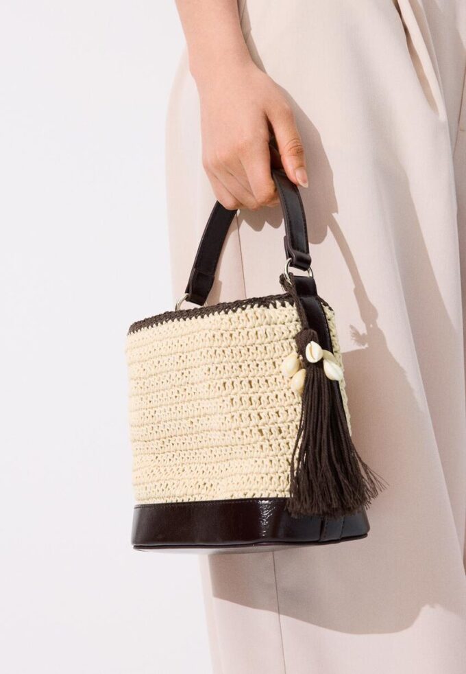Kombinierte Bucket Bag aus Häkelstoff Kombinierte Bucket Bag aus Häkelstoff