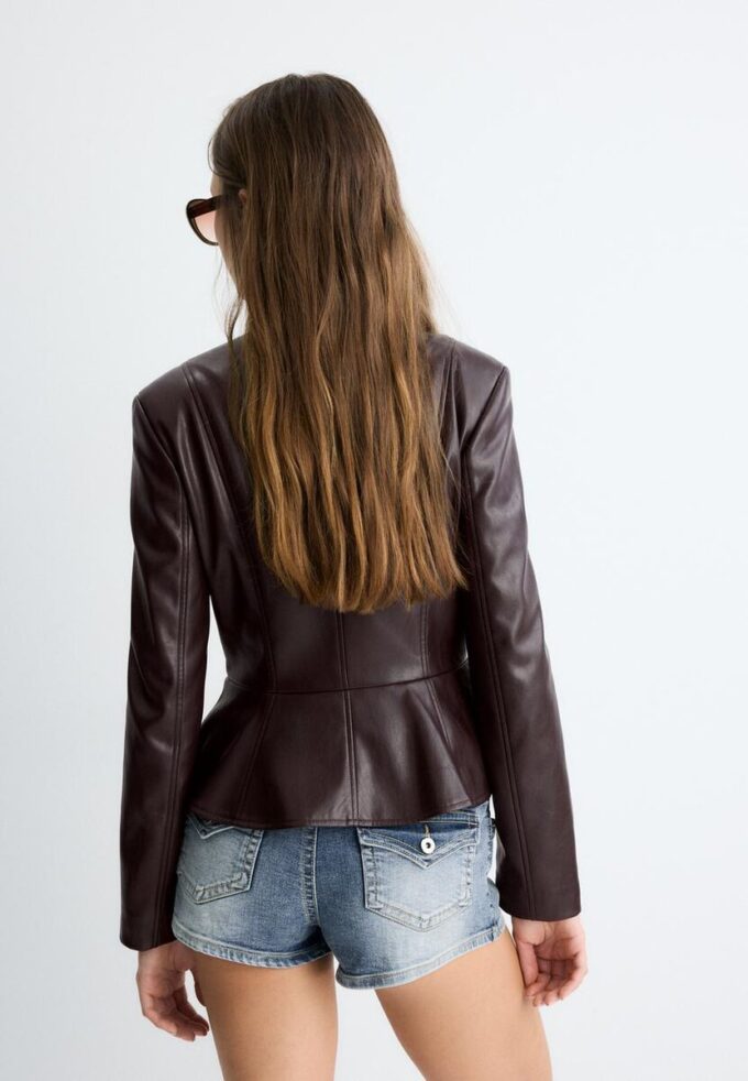 Kragenloser Blazer mit Peplum in Lederoptik