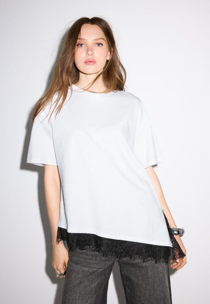 Kurzarm-T-Shirt mit Spitzenbesatz Kurzarm-T-Shirt mit Spitzenbesatz