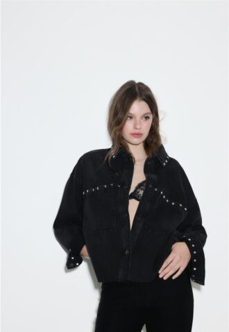 Kurzes Denim-Overshirt mit Nieten