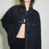 Kurzes Denim-Overshirt mit Nieten Kurzes Denim-Overshirt mit Nieten