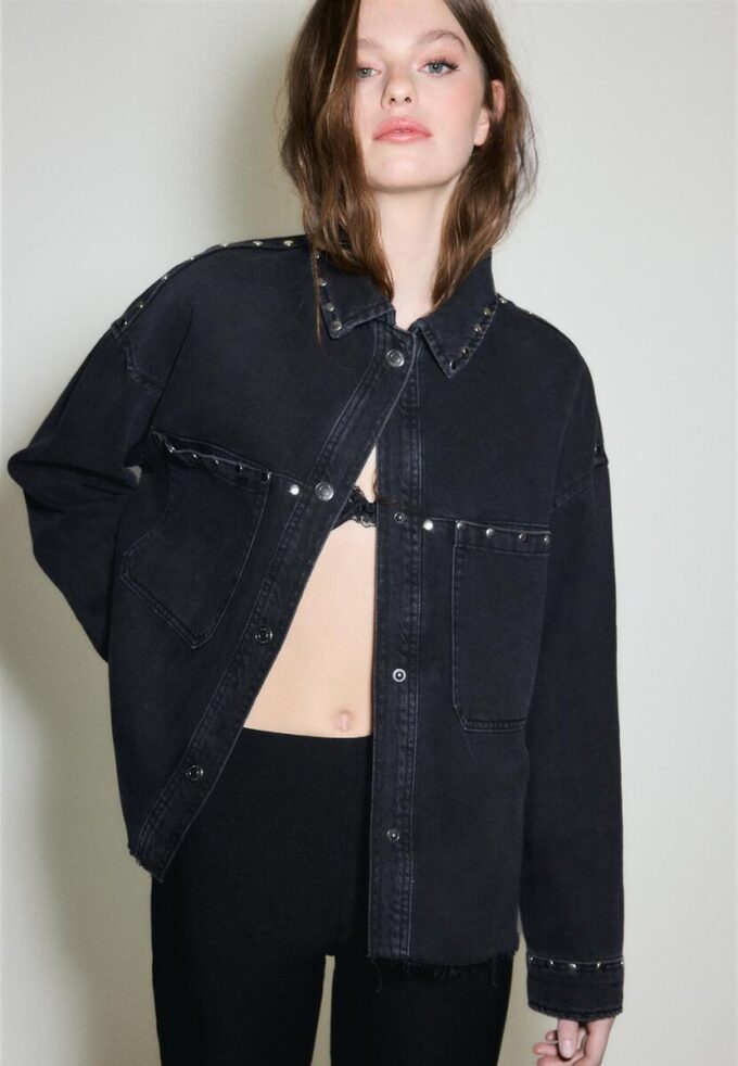 Kurzes Denim-Overshirt mit Nieten Kurzes Denim-Overshirt mit Nieten