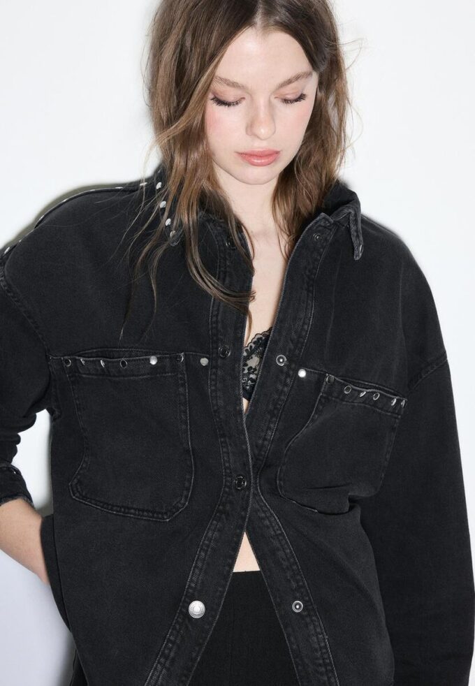 Kurzes Denim-Overshirt mit Nieten Kurzes Denim-Overshirt mit Nieten
