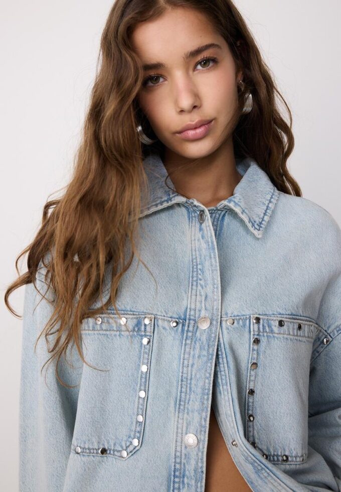 Kurzes Denim-Overshirt mit Nieten Kurzes Denim-Overshirt mit Nieten