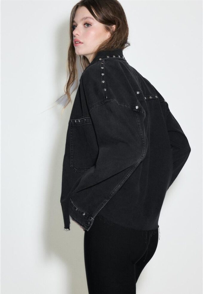 Kurzes Denim-Overshirt mit Nieten Kurzes Denim-Overshirt mit Nieten