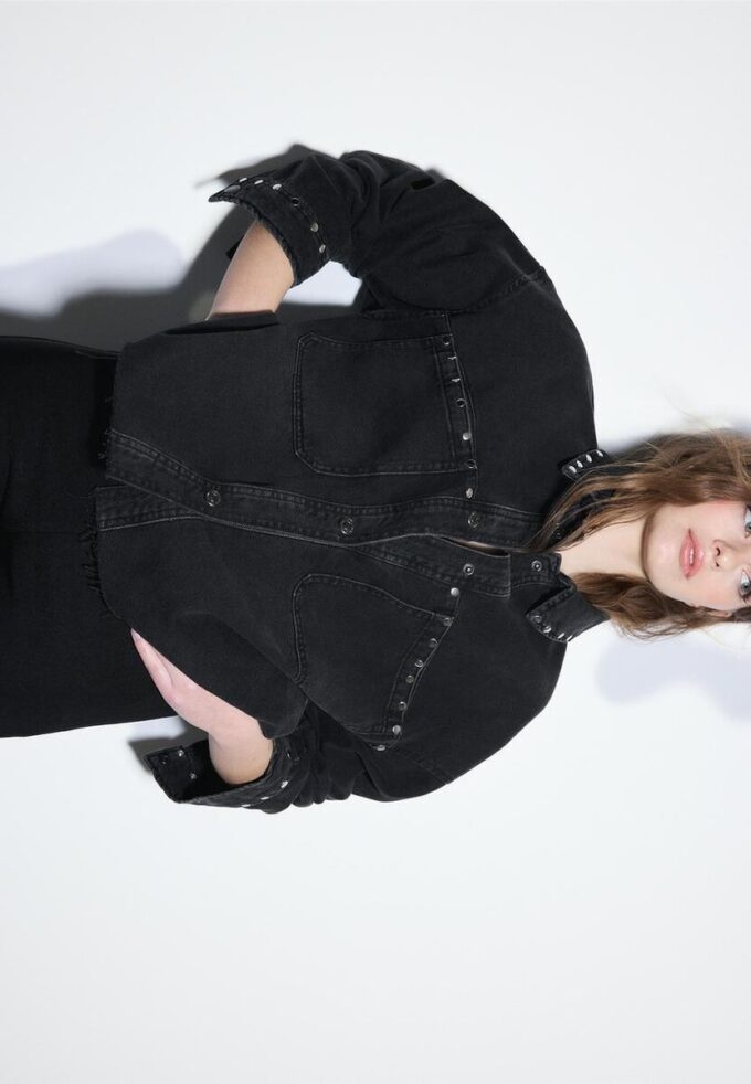 Kurzes Denim-Overshirt mit Nieten Kurzes Denim-Overshirt mit Nieten