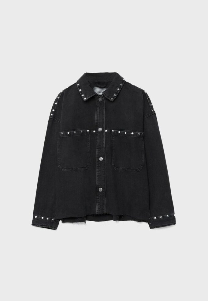 Kurzes Denim-Overshirt mit Nieten Kurzes Denim-Overshirt mit Nieten