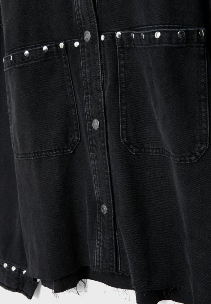 Kurzes Denim-Overshirt mit Nieten Kurzes Denim-Overshirt mit Nieten